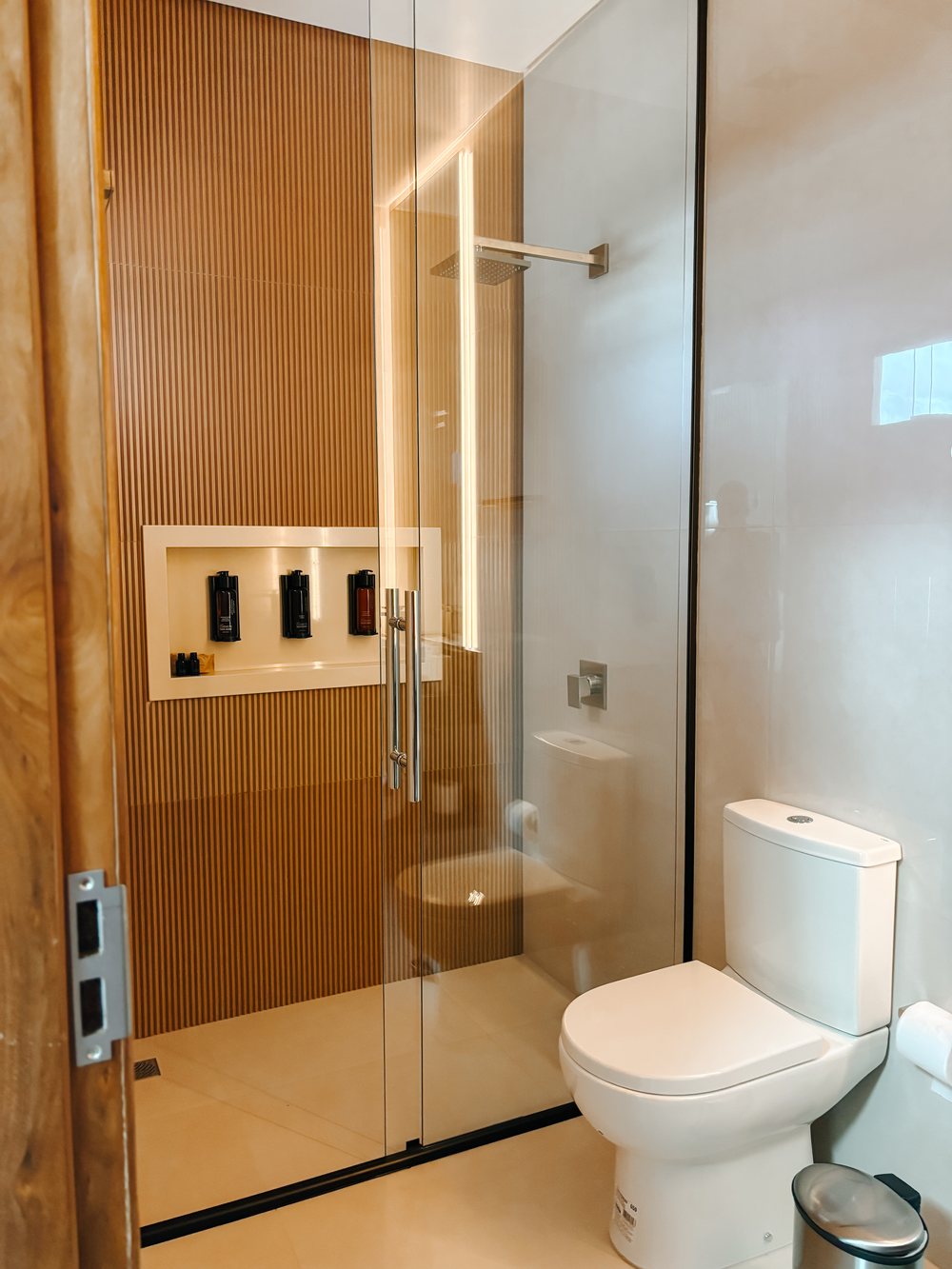 Baño de la habitación con ducha y amenities