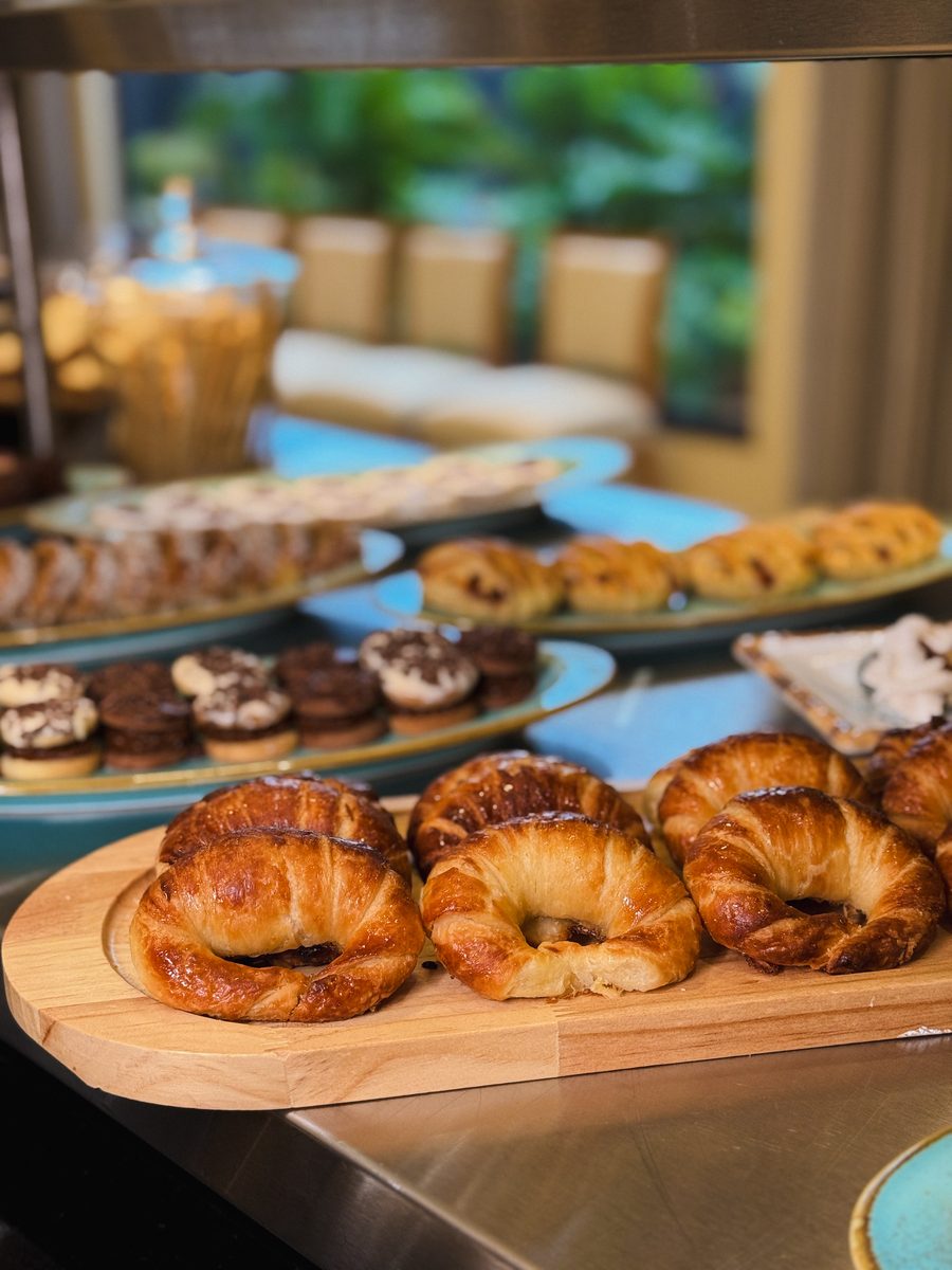 Medialunas recién horneadas en el desayuno
