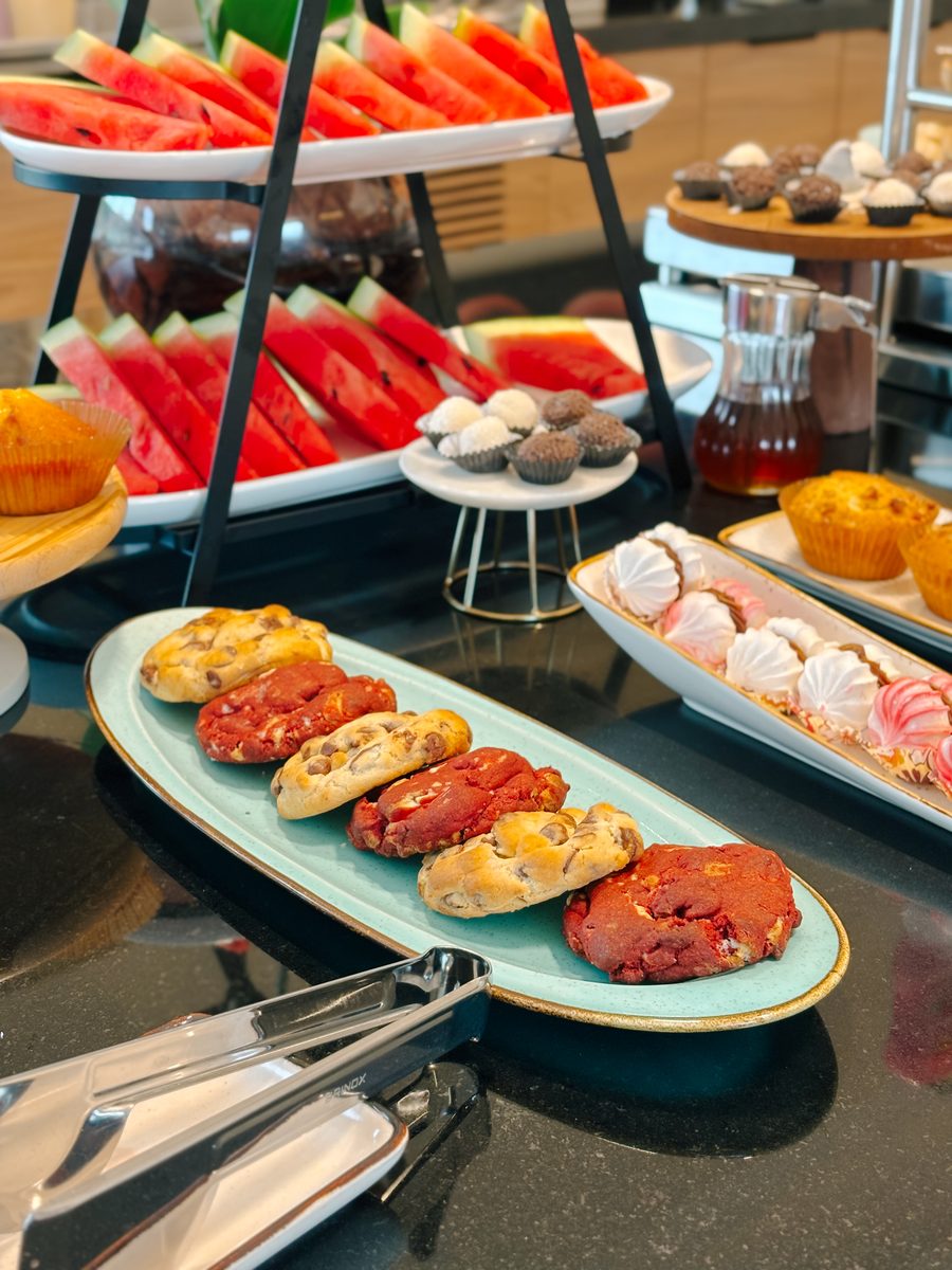 Buffet de desayuno con muffins, sandía y frutas