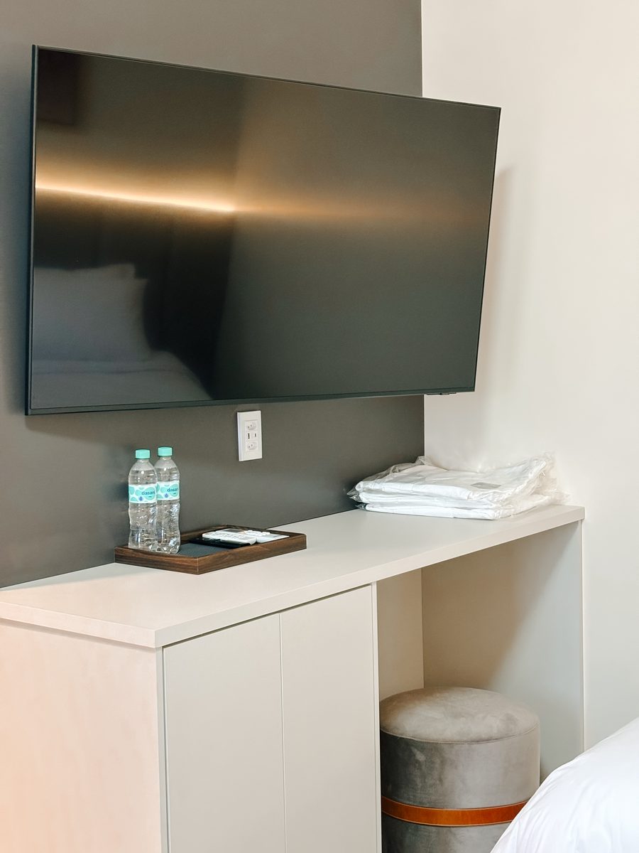 Escritorio con TV y agua de cortesía en la habitación
