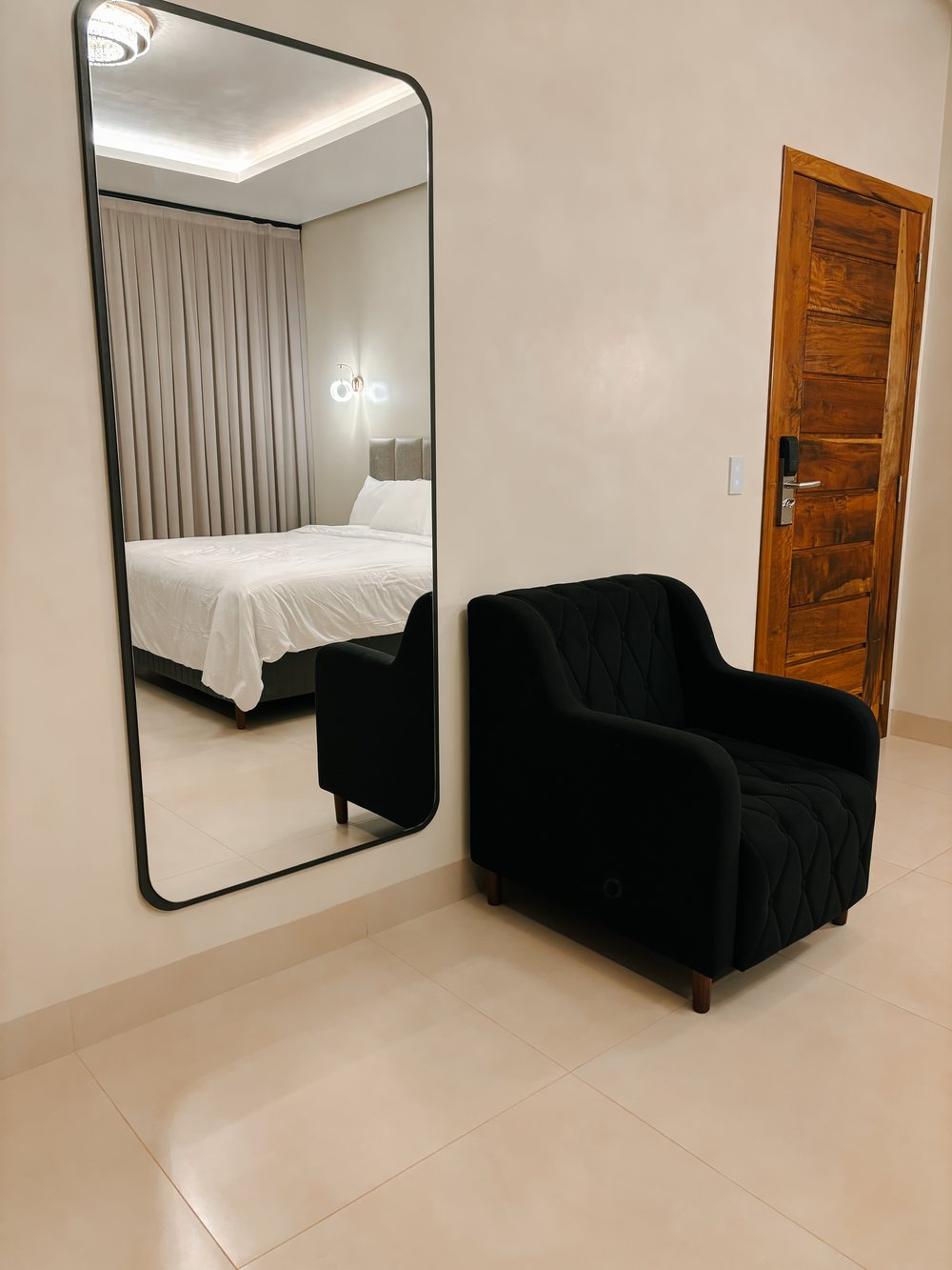Espejo de cuerpo entero y sillón en la habitación