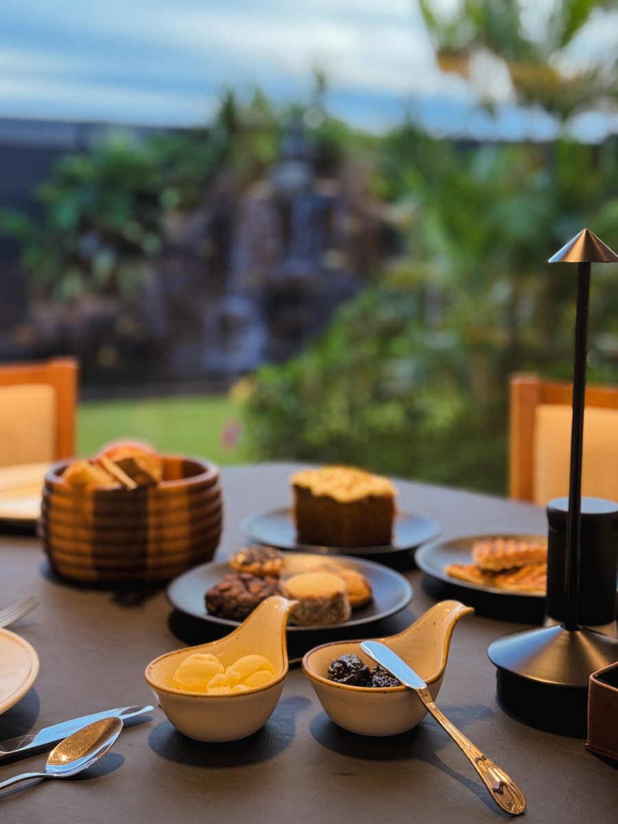 Mesa del desayuno con vista al jardín y la cascada