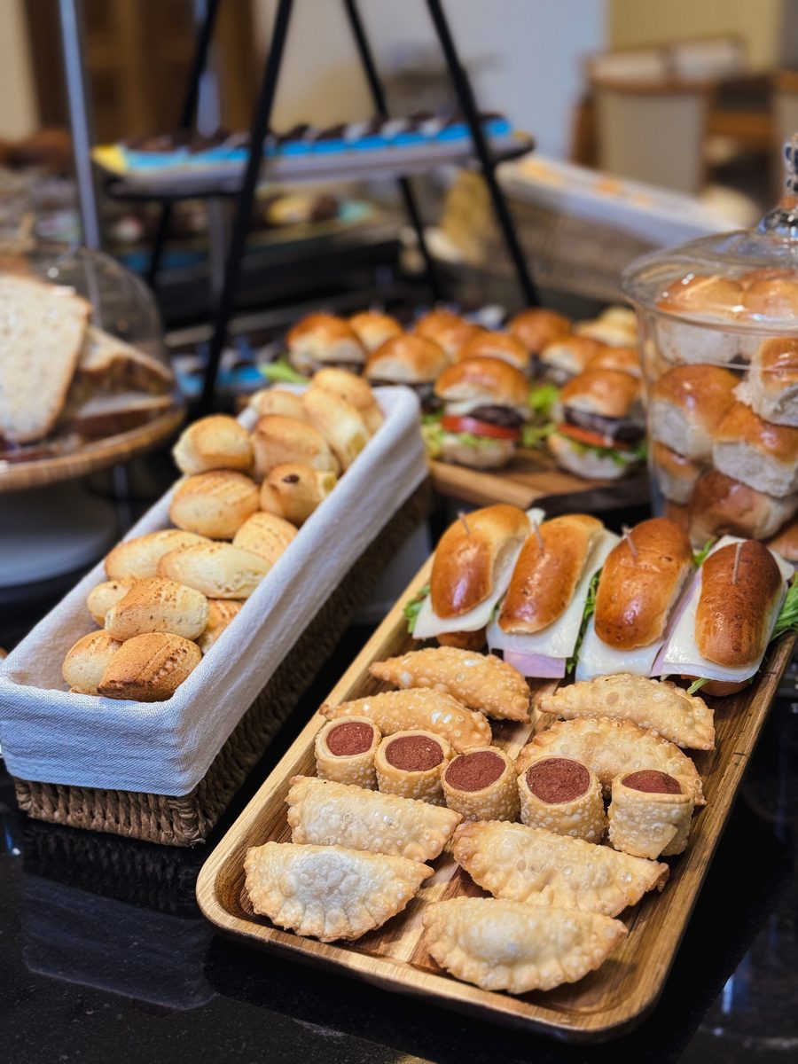 Panes, empanadas y sándwiches del buffet