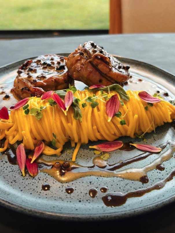 Plato del restaurante: pasta con medallones de cerdo