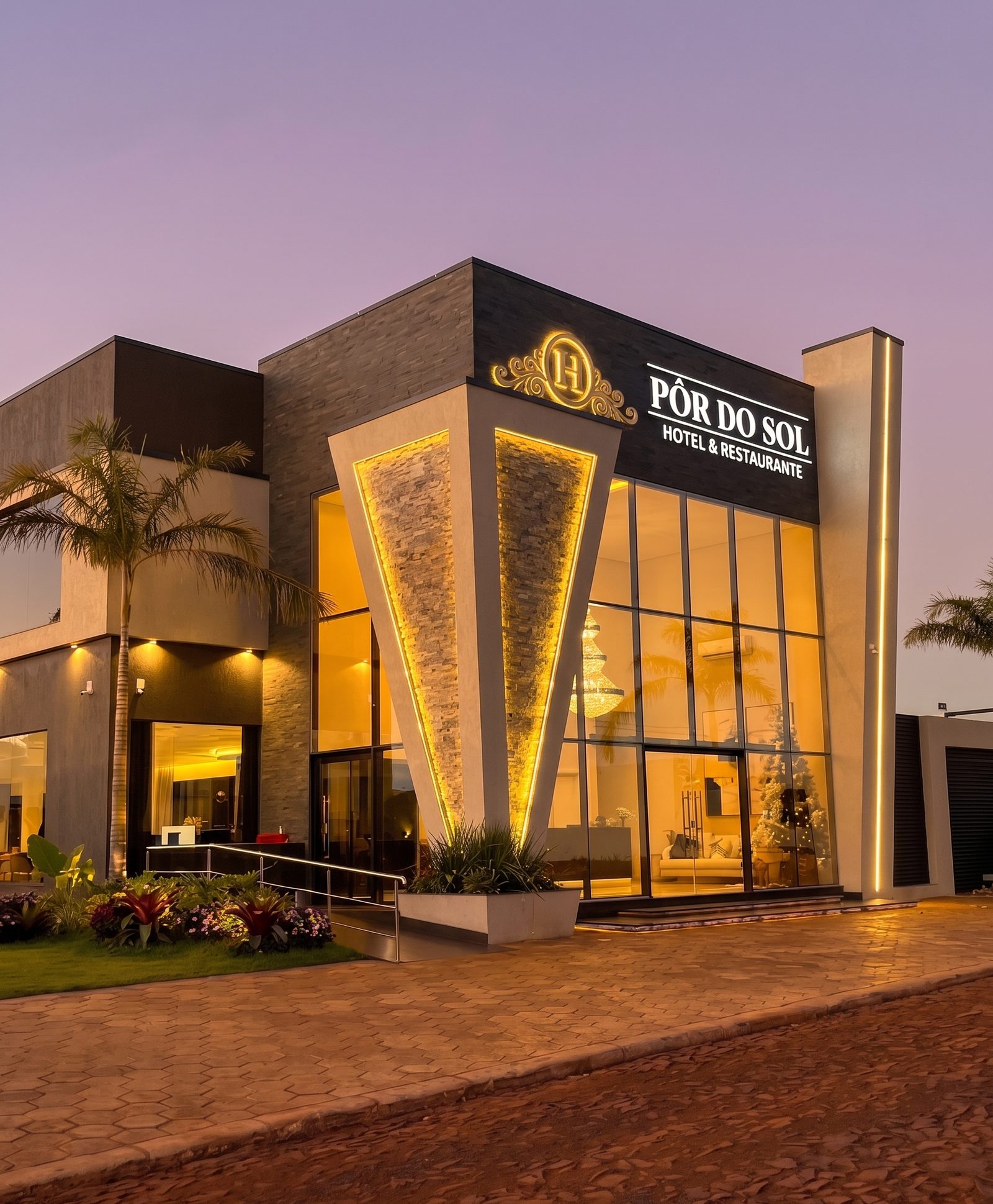 Fachada iluminada del Hotel Pôr do Sol al atardecer