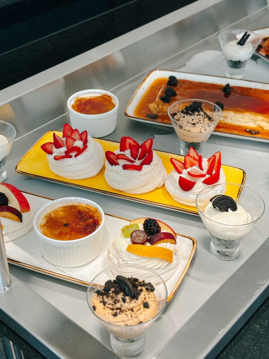 Postres del buffet: merengues, crème brûlée y mousses