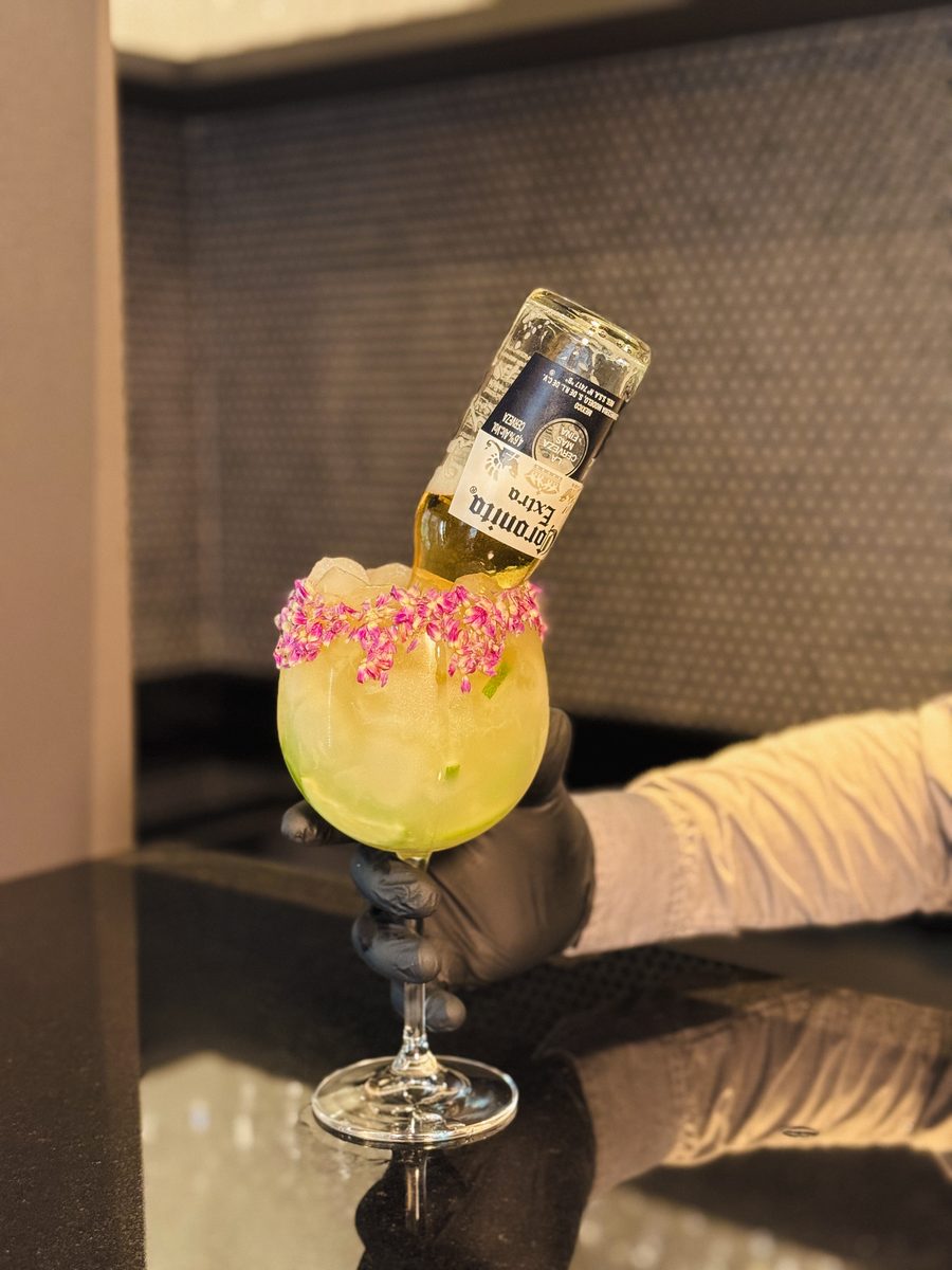 Trago de la casa servido en el bar