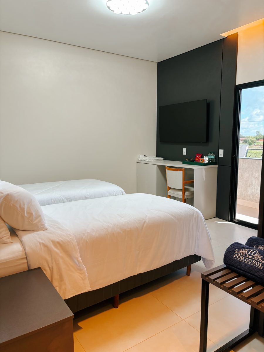 Habitación twin con TV y salida al balcón